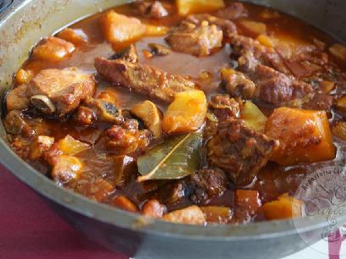 Cazuela de costillas de cochino guisadas con papas en su salsa