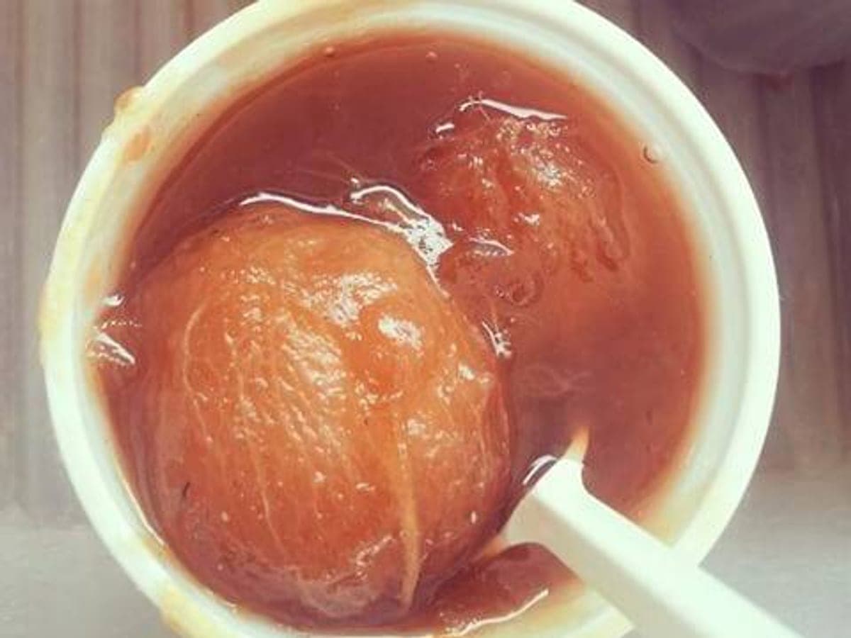 Dulce de jobo guanteño en su almíbar espeso, con las rajas de canela a la vista