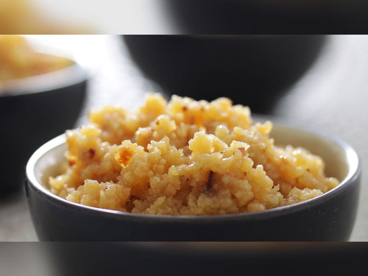 Plato de dulce de leche cortada con sus grumos dorados y pasas en almíbar