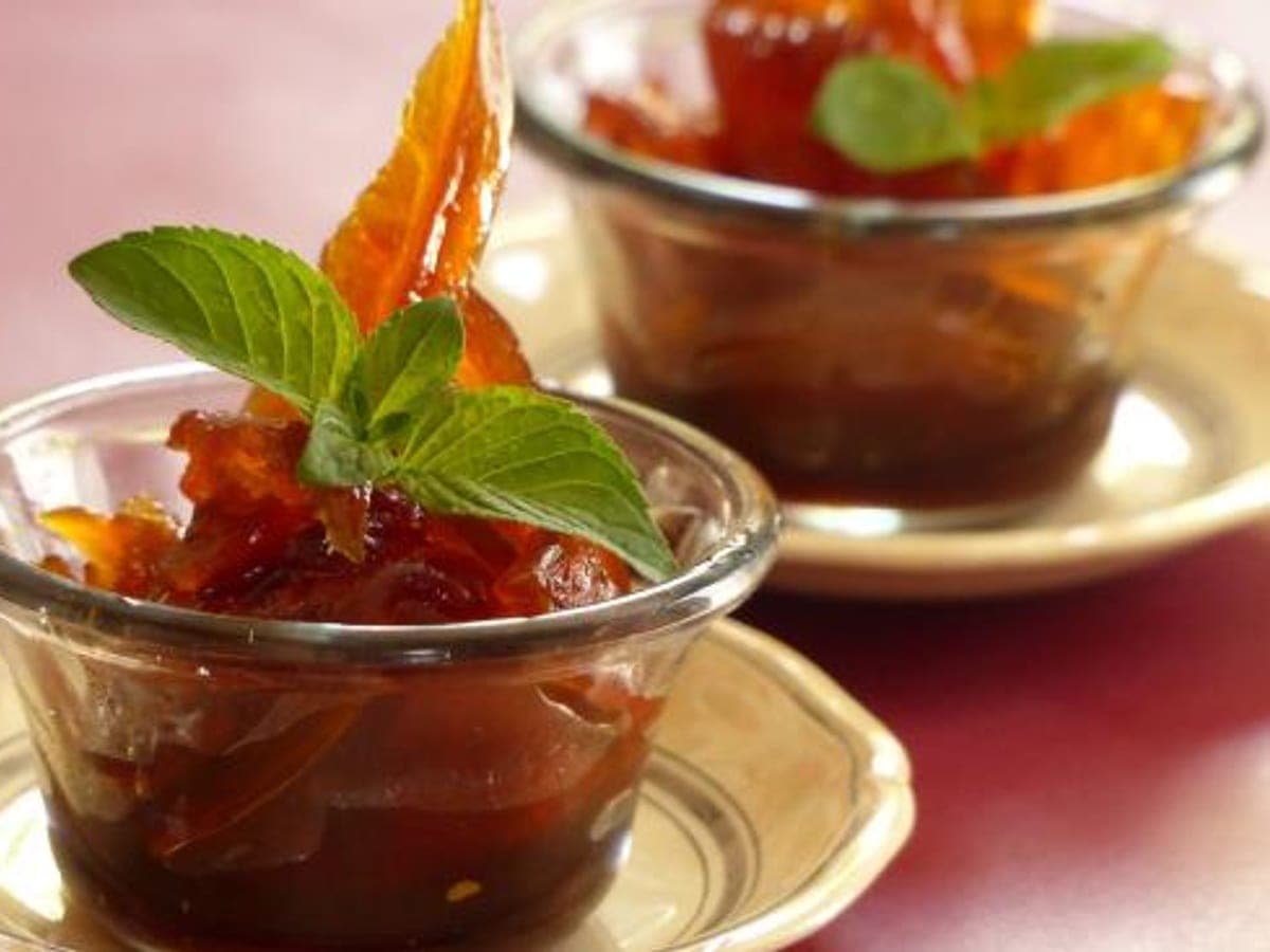 Dulce de lechosa en tiras almibaradas servido en un plato