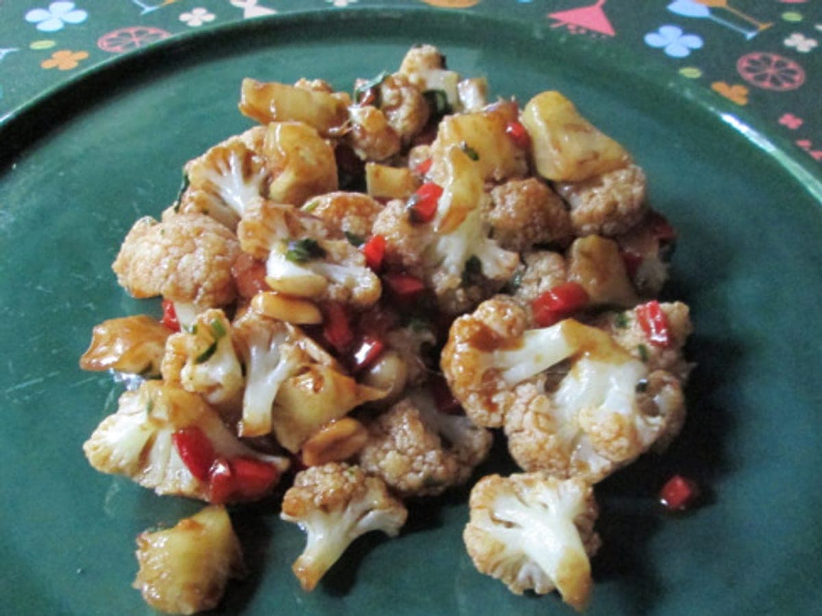 Ensalada salteada de coliflor con piña, maní y cilantro