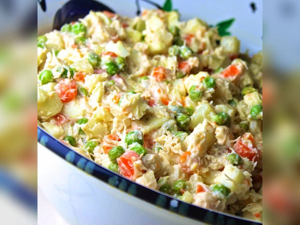 Fuente de ensalada de gallina con papa, zanahoria y guisantes