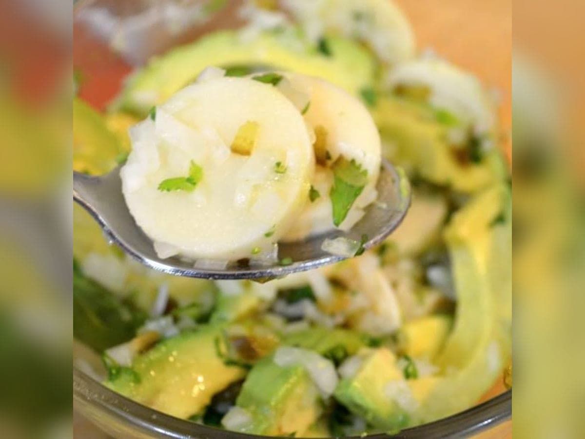 Ensalada de palmito en rodajas y lonjas de aguacate con cebolla, cilantro y alcaparras