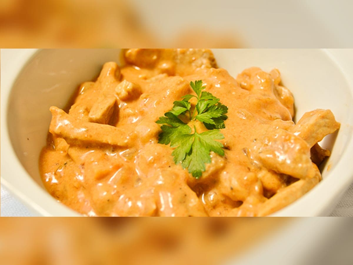 Estofado de palmito con champiñones servido en un plato hondo