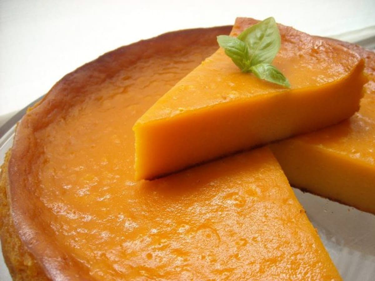Flan de auyama desmoldado, cremoso y bañado en caramelo dorado