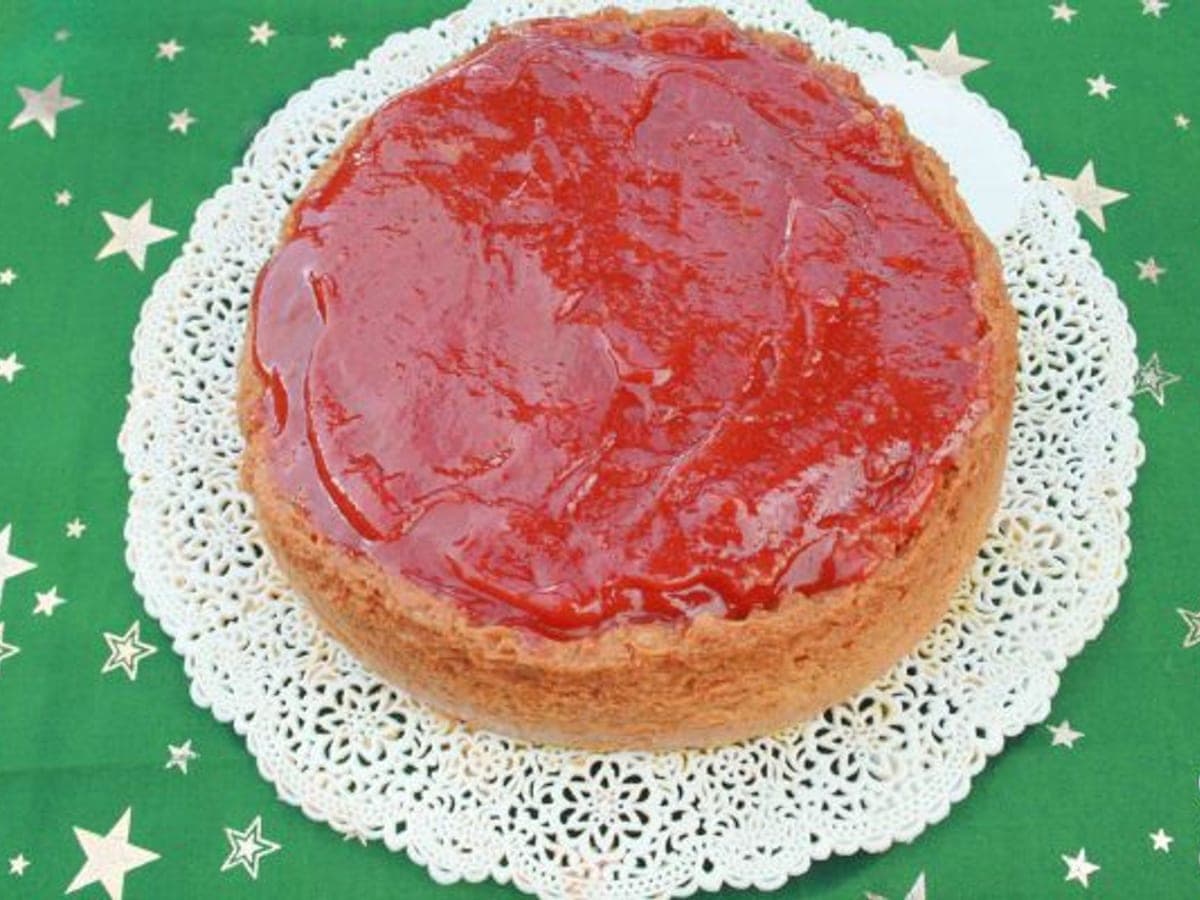 Flan de guayaba sin horno cubierto con mermelada de guayaba, servido entero sobre un plato
