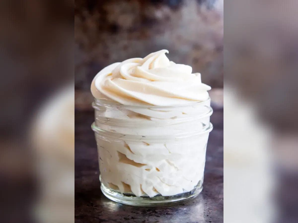 Frosting de queso crema batido, cremoso y esponjoso, en un cuenco