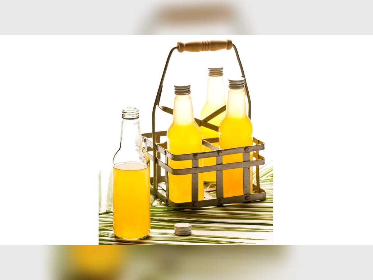 Jarra y vasos de guarapita de parchita servida con hielo