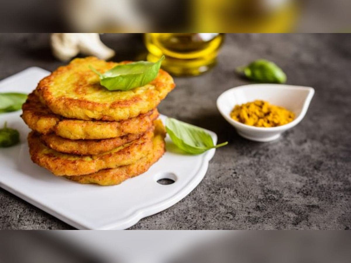Hamburguesas de coliflor doradas sobre una bandeja de horno