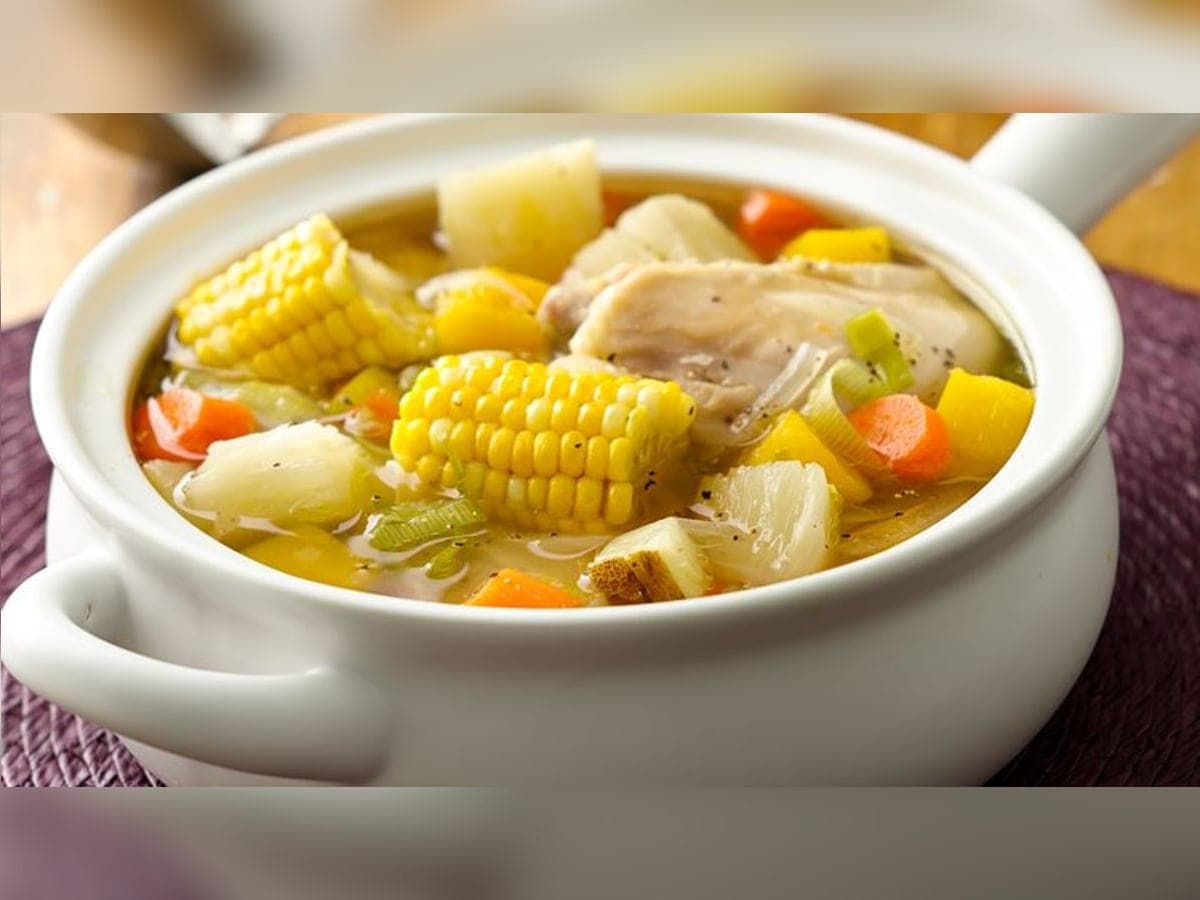 Plato hondo de hervido de gallina con presas, jojoto y verduras