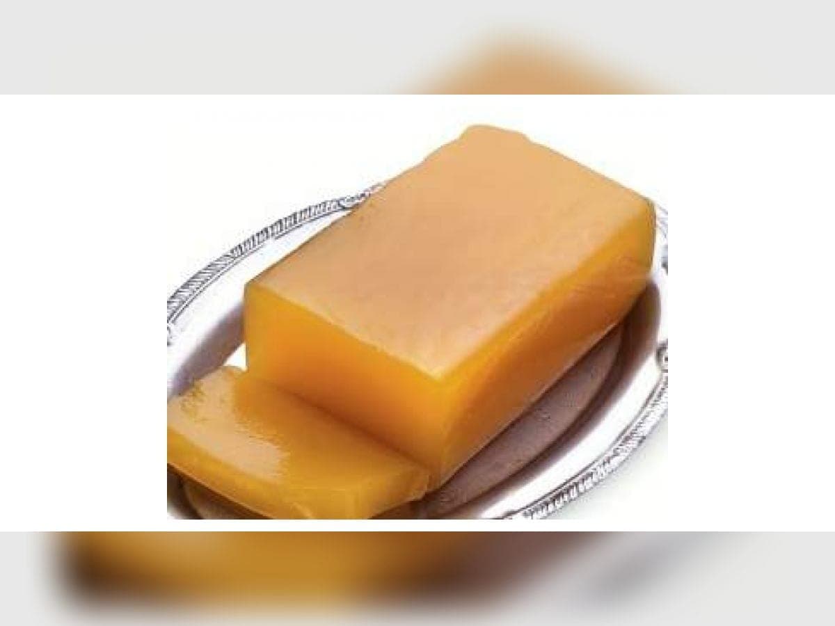 Dulce de batata con coco servido en dulcera y espolvoreado con canela