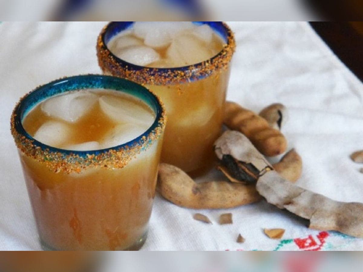Jarra de jugo fresco de tamarindo servido con hielo