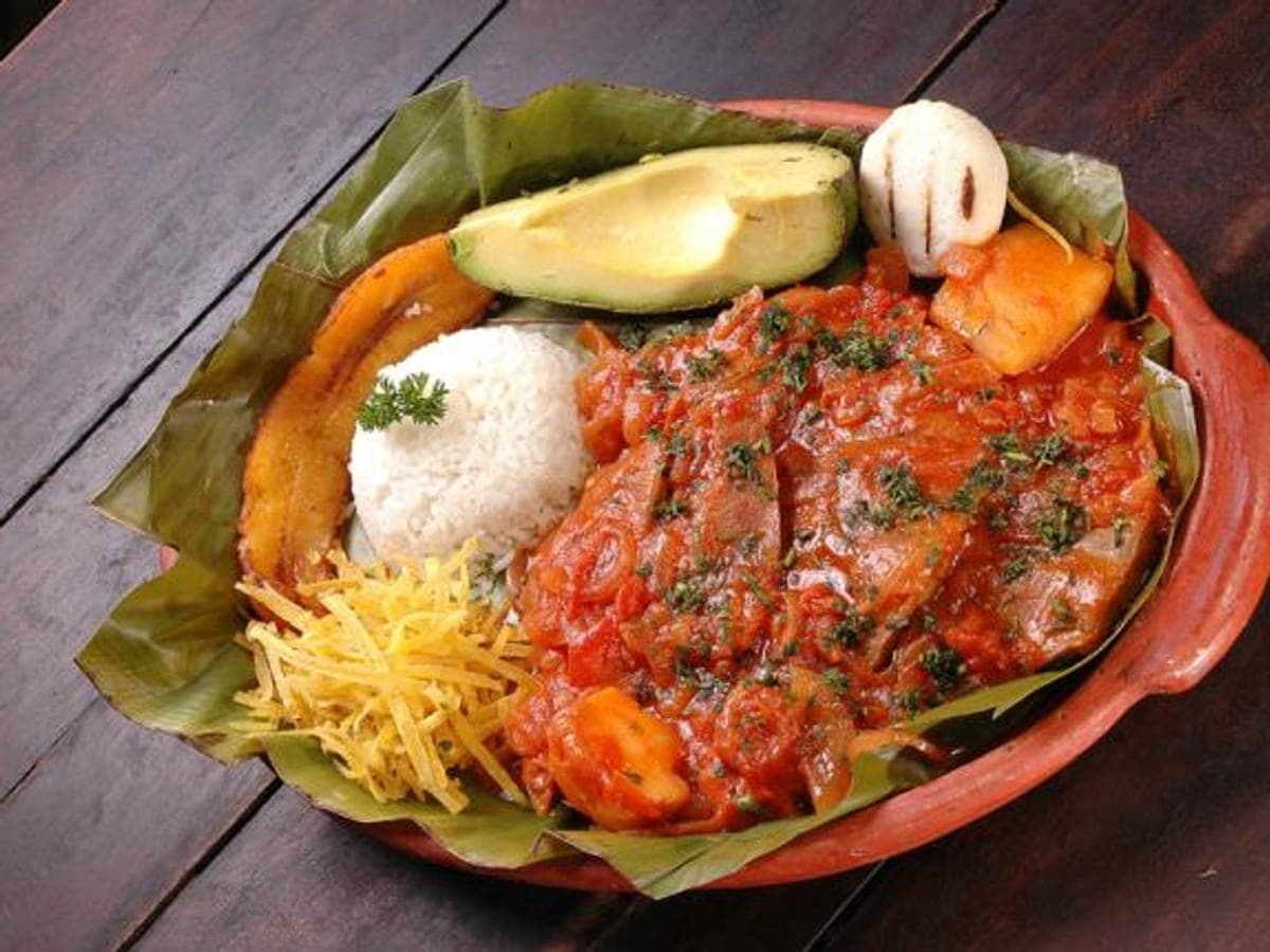 Lengua en salsa cortada en tajadas delgadas, bañada en su salsa agridulce