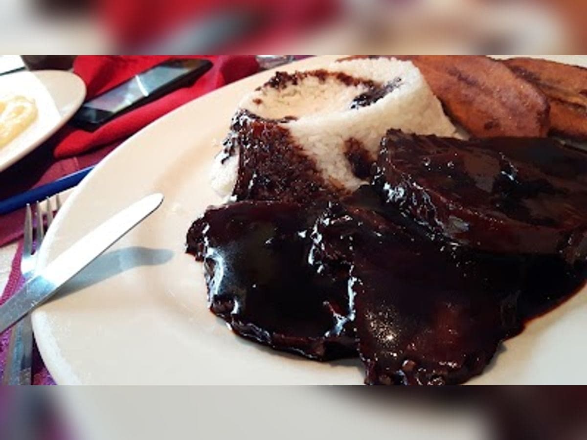 Medallones de lomo negro zuliano bañados en su salsa oscura