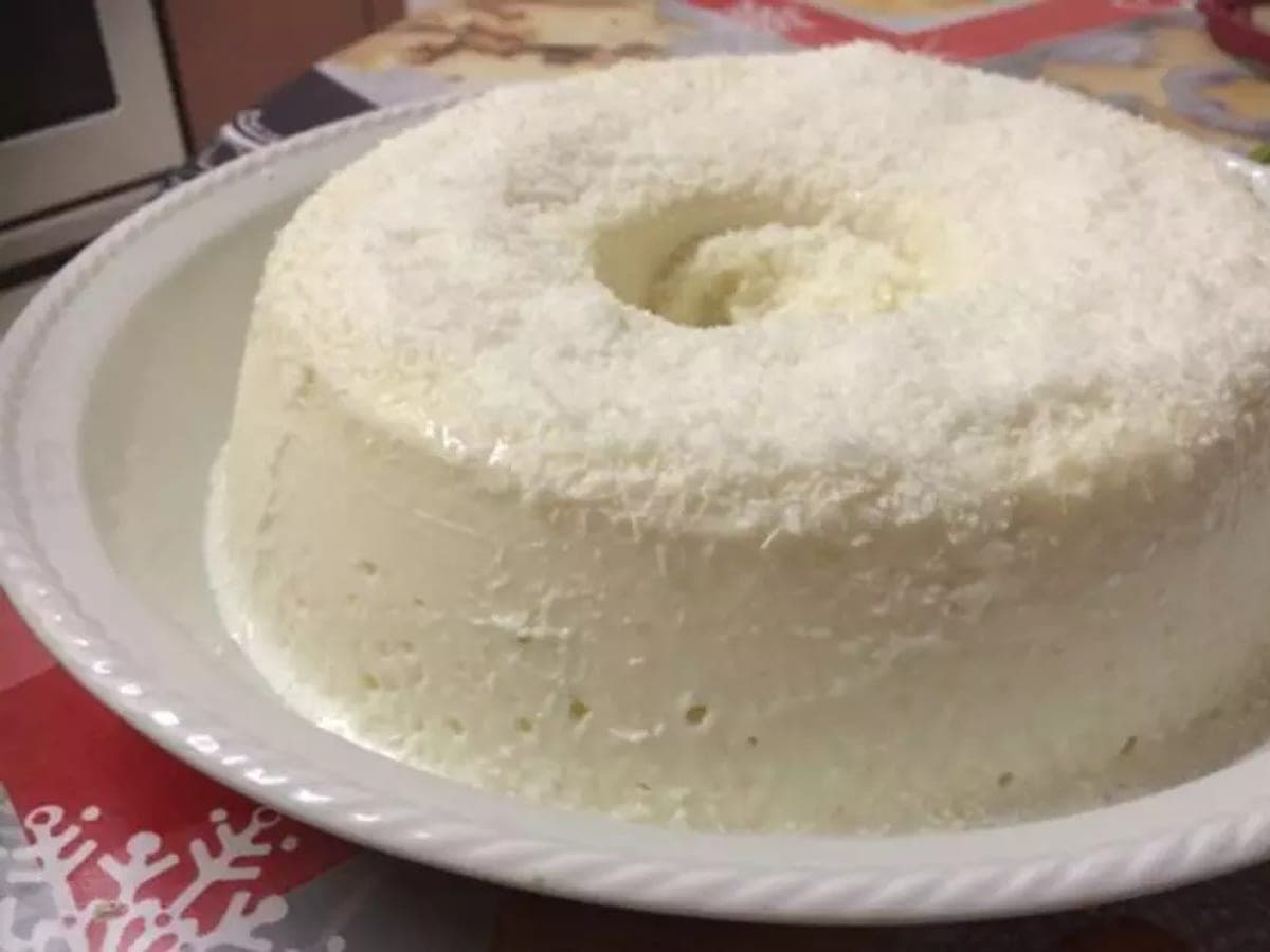 Manjar de coco rallado servido en taza de vidrio con canela por encima