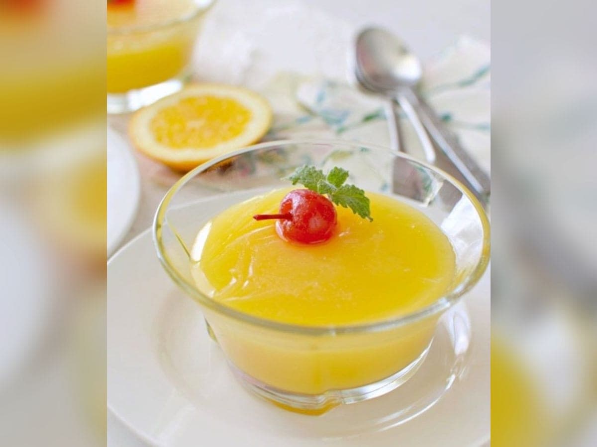 Copa de manjar de naranja de textura gelatinosa y color anaranjado