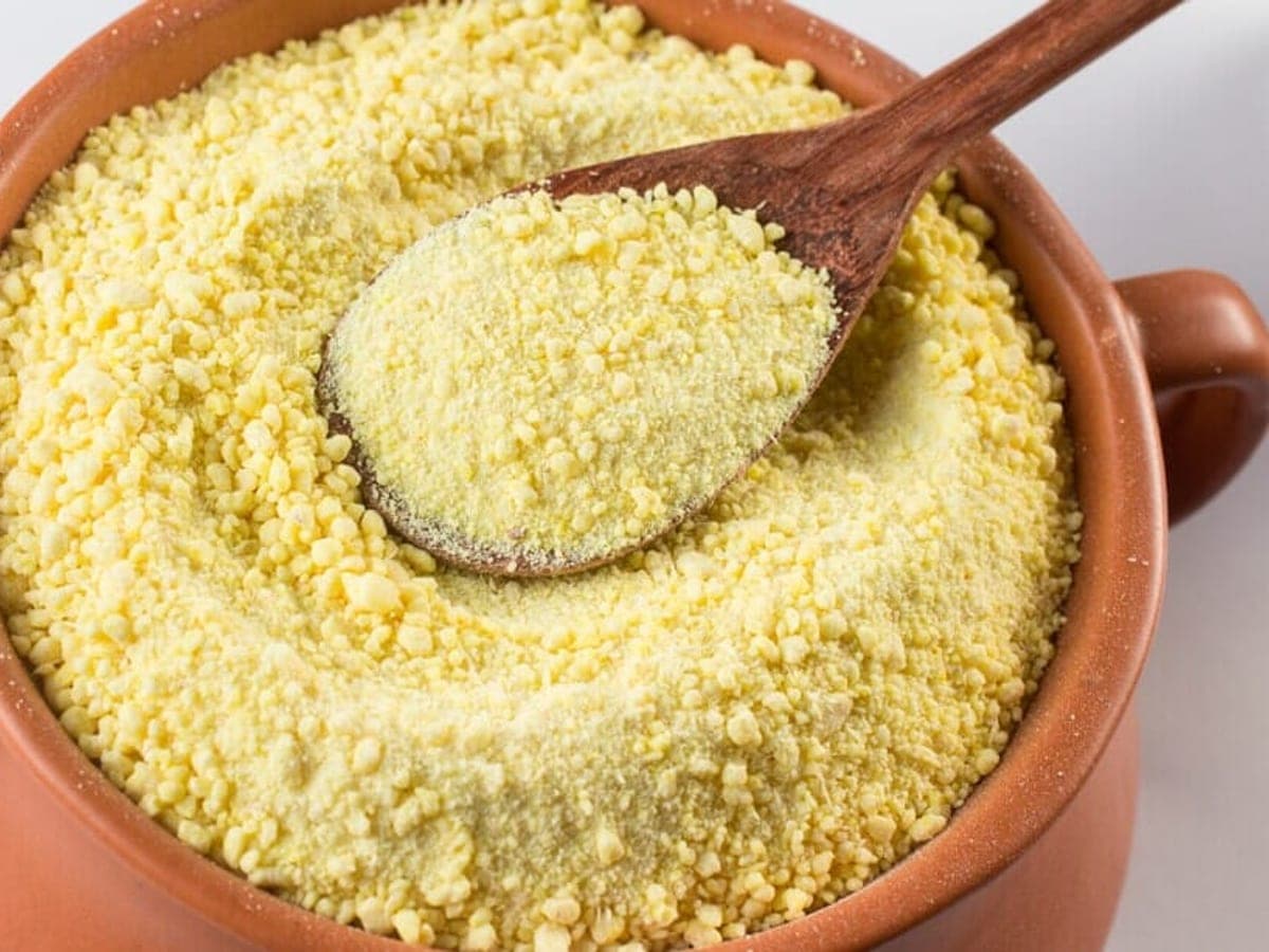 Mañoco, la harina granulada de yuca amarga del sur de Venezuela, servida en un cuenco