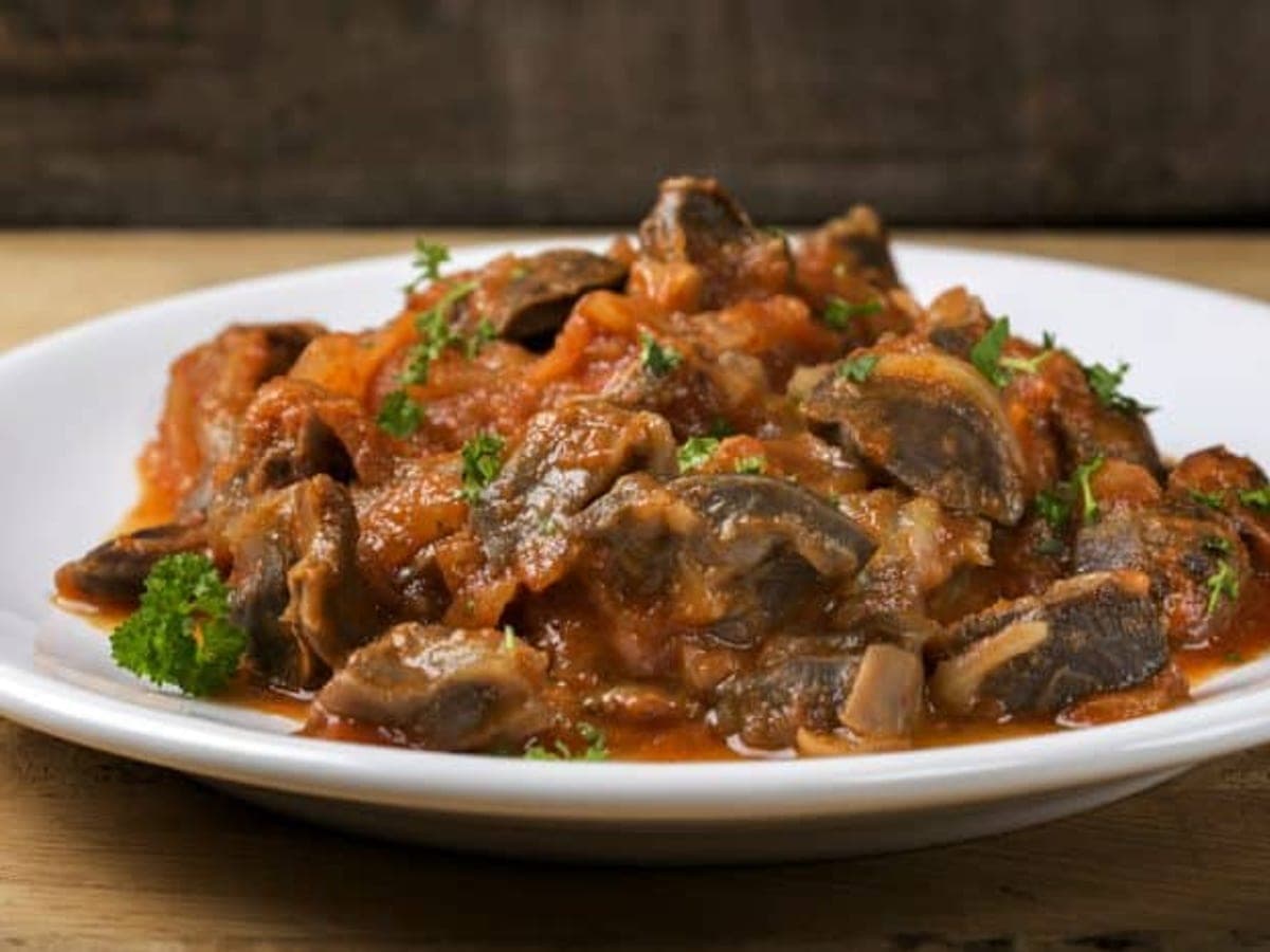 Mollejas de pollo guisadas en salsa, servidas en caldero