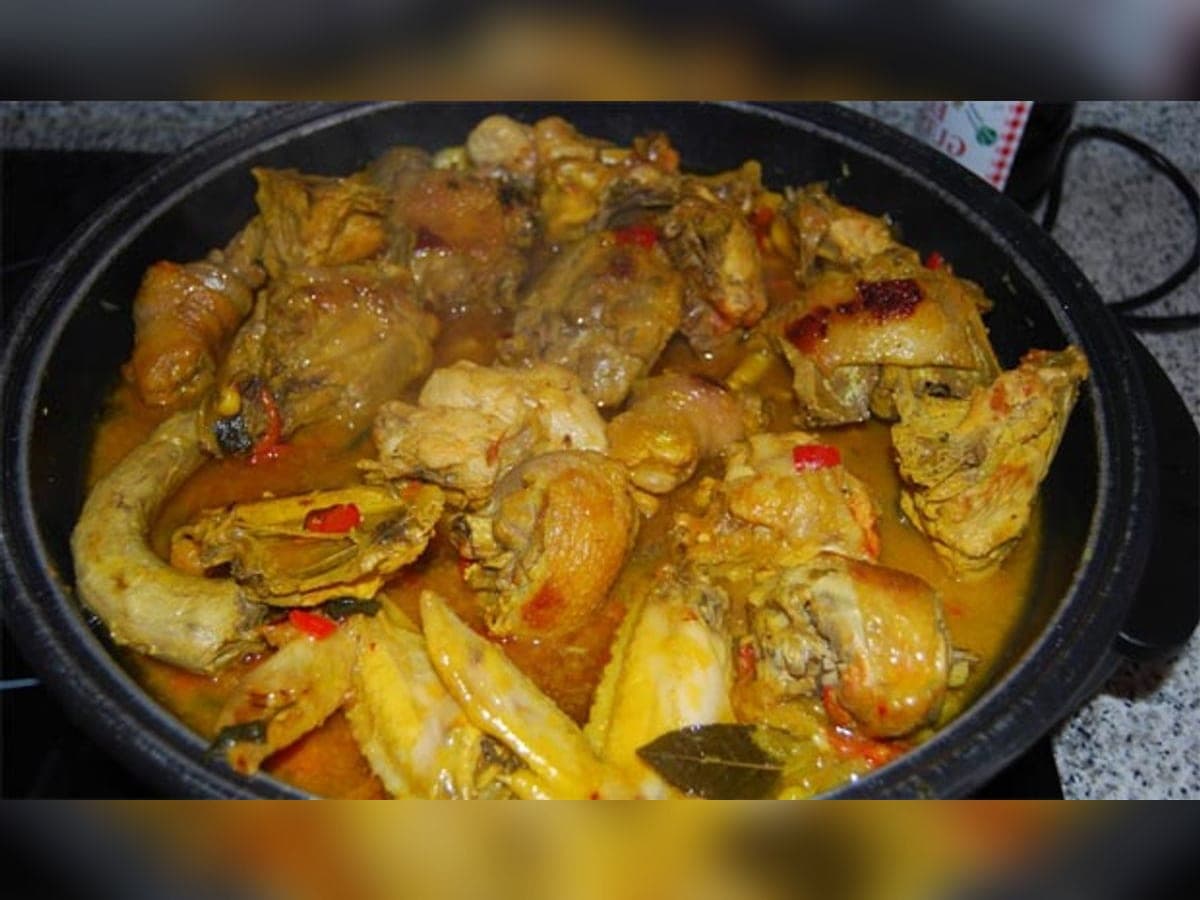 Olleta de gallo caroreña servida bien caliente con sus carnes y verduras