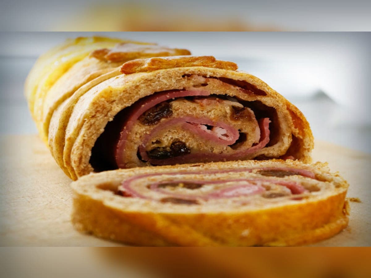 Pan de jamón sin harina, hecho con masa de yuca, en rollo relleno de jamón, pasas y aceitunas