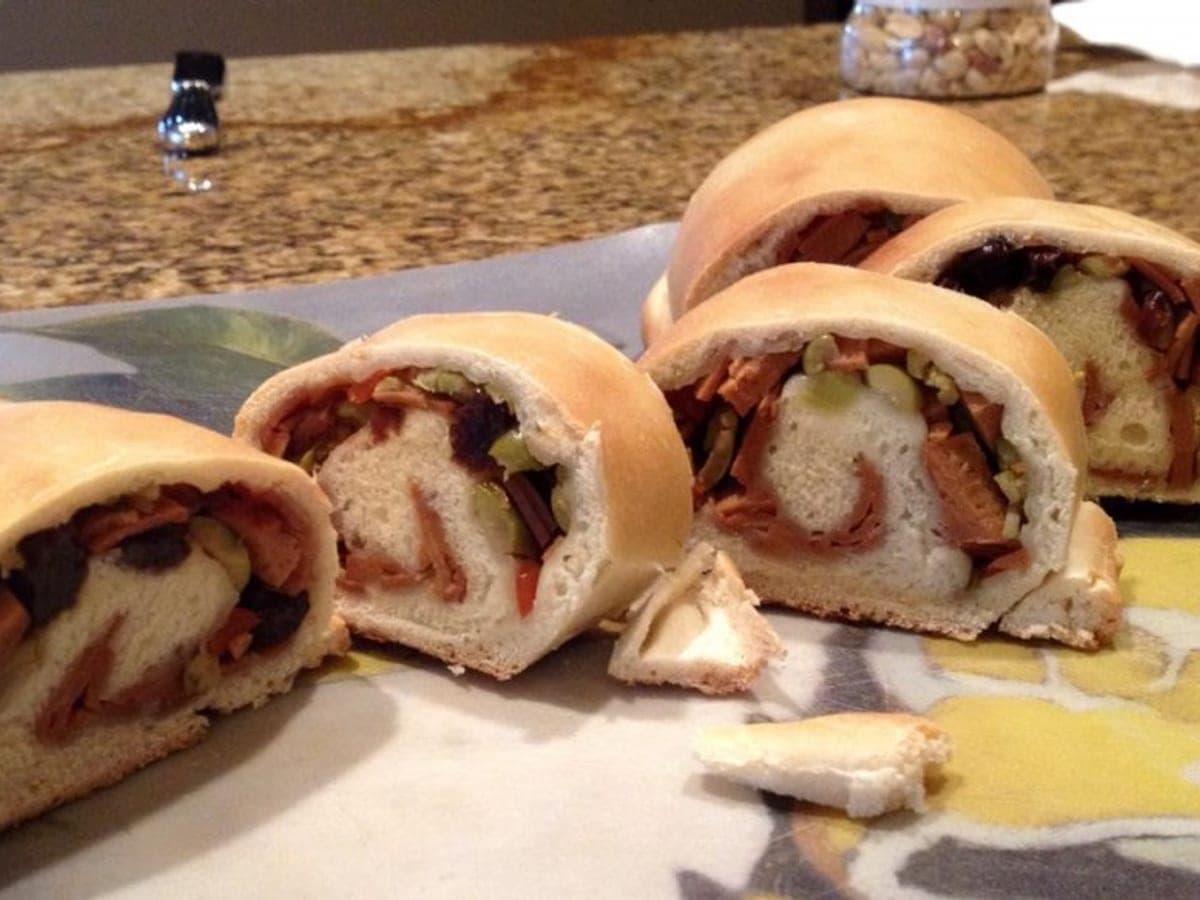 Pan de jamón vegetariano relleno de carne de soya, pasas y aceitunas, recién horneado