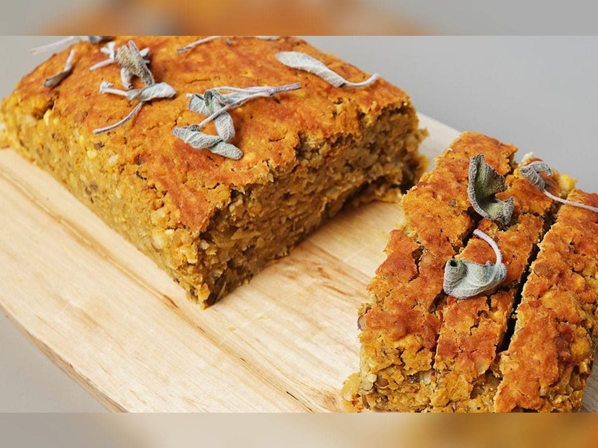 Pan de lentejas cortado en porciones sobre una tabla