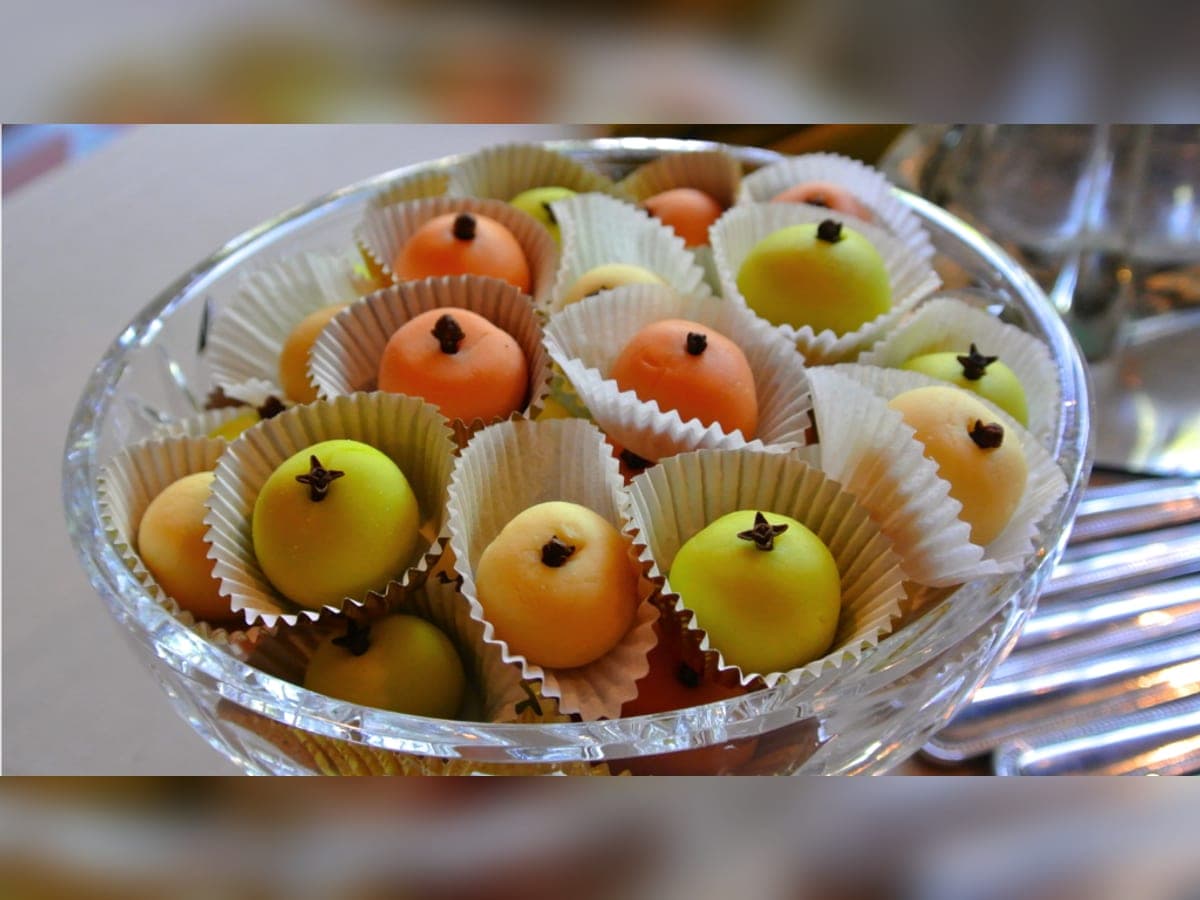 Papitas de leche en bolitas, decoradas con clavos de olor y perlas plateadas