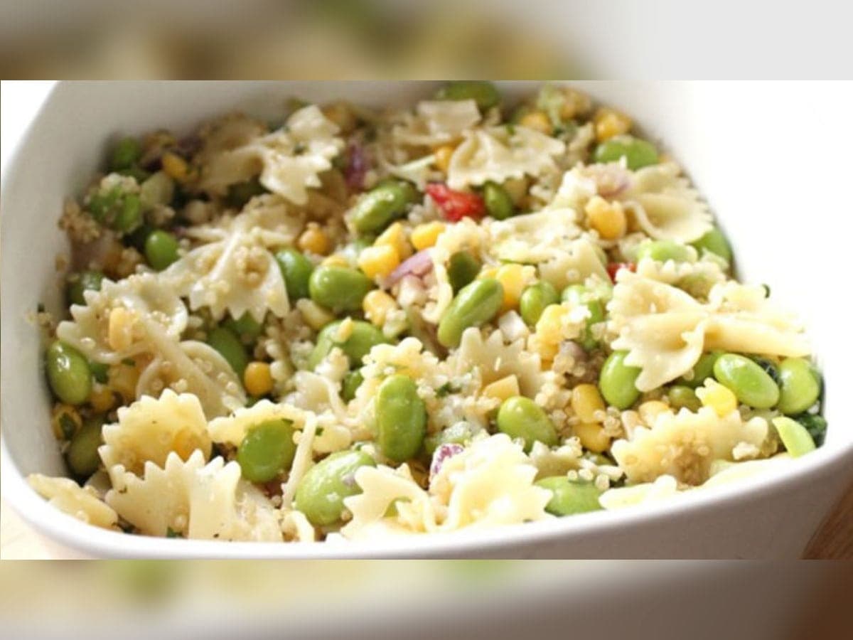 Ensalada de pasta corta con quinoa, maíz, pimentón y queso feta