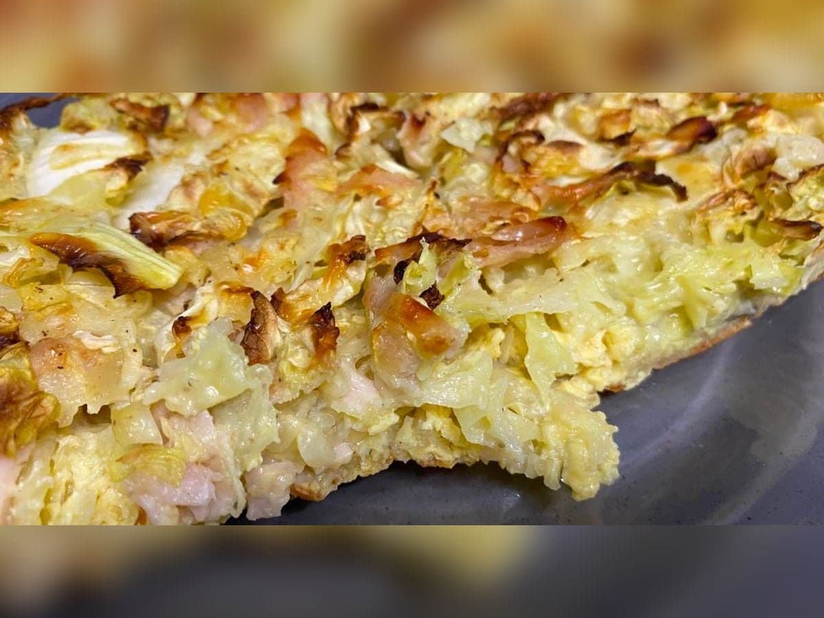 Pastel de repollo vegetariano en su molde, gratinado con parmesano por encima