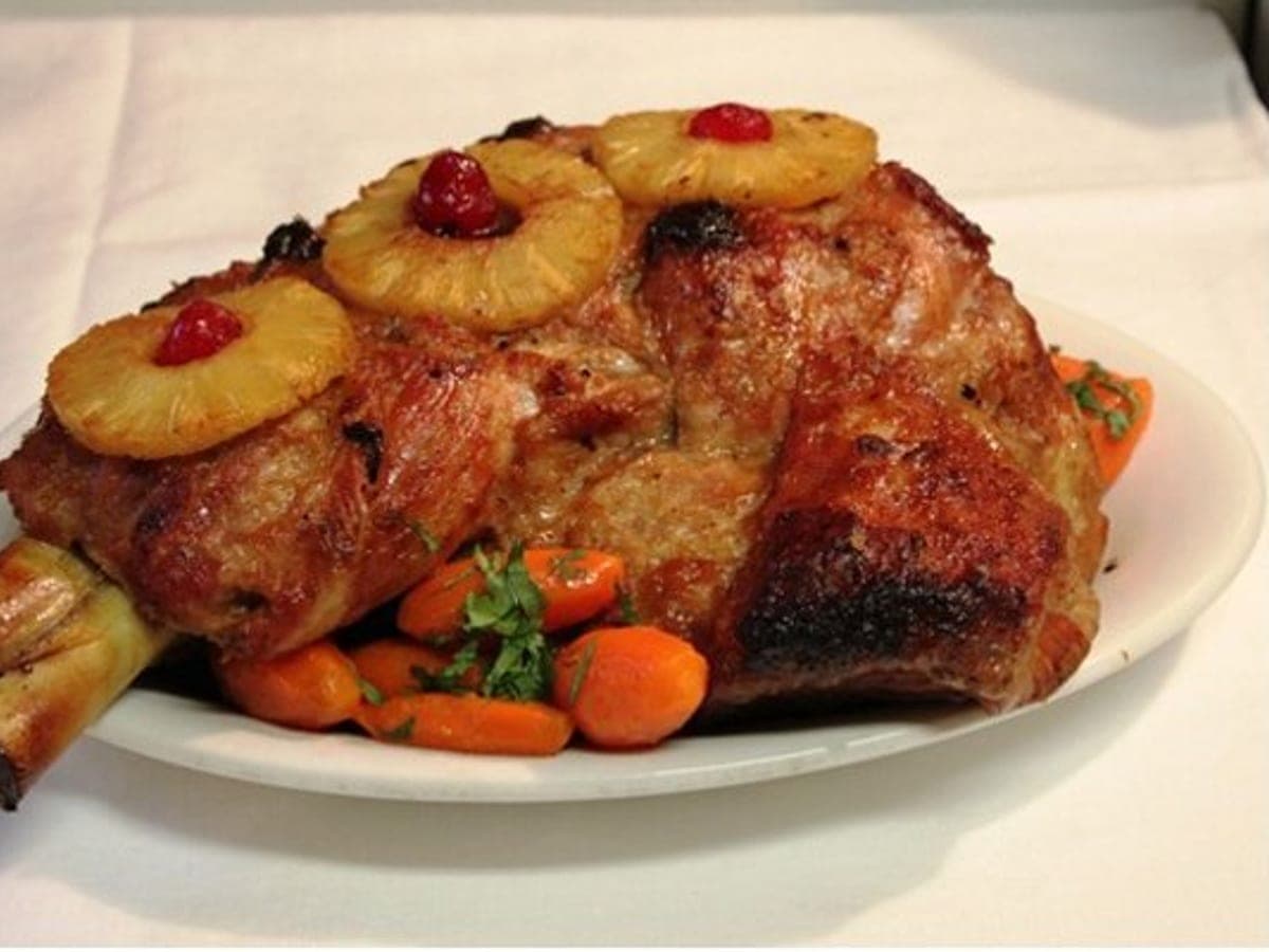 Pernil de cochino horneado y dorado, listo para trinchar