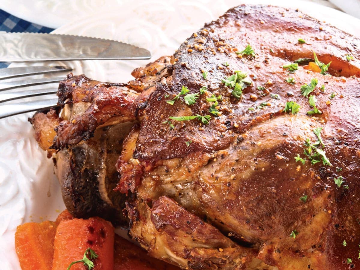 Pernil de cochino horneado y bañado con salsa de cerveza