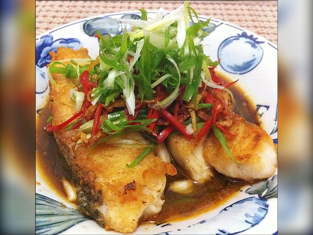 Pescado frito entero bañado en salsa agridulce de jengibre y setas