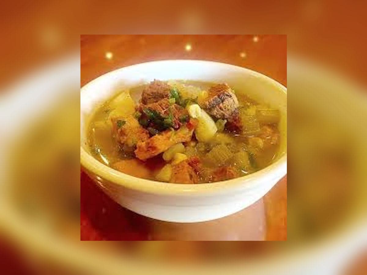 Picadillo llanero servido en plato hondo: carne y verduras en cubos dentro de su caldo