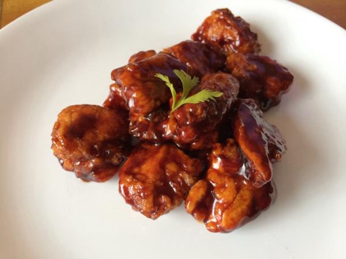 Pollo agridulce estilo chino frito bañado en salsa espesa