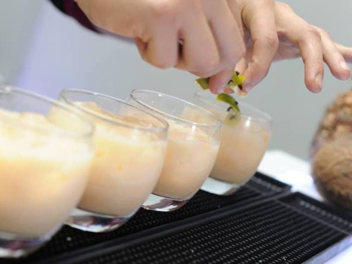 Botella y vaso de ponche crema casero espolvoreado con nuez moscada