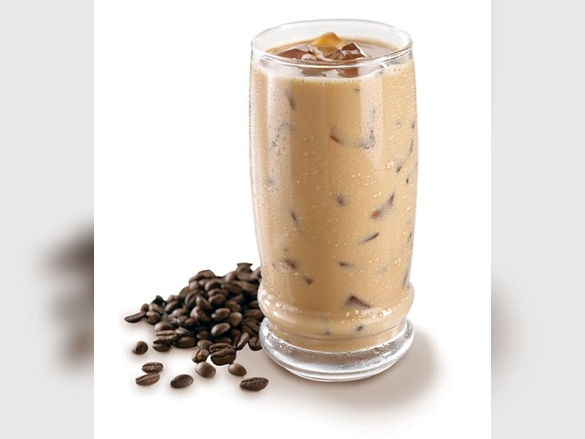 Ponche crema de café servido con hielo en un vaso corto