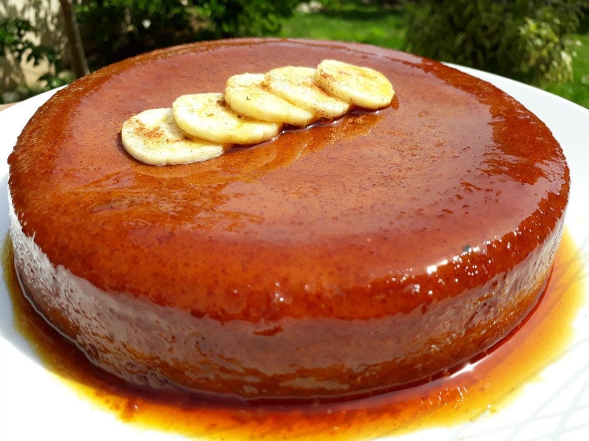 Quesillo de cambur desmoldado, cubierto con su caramelo