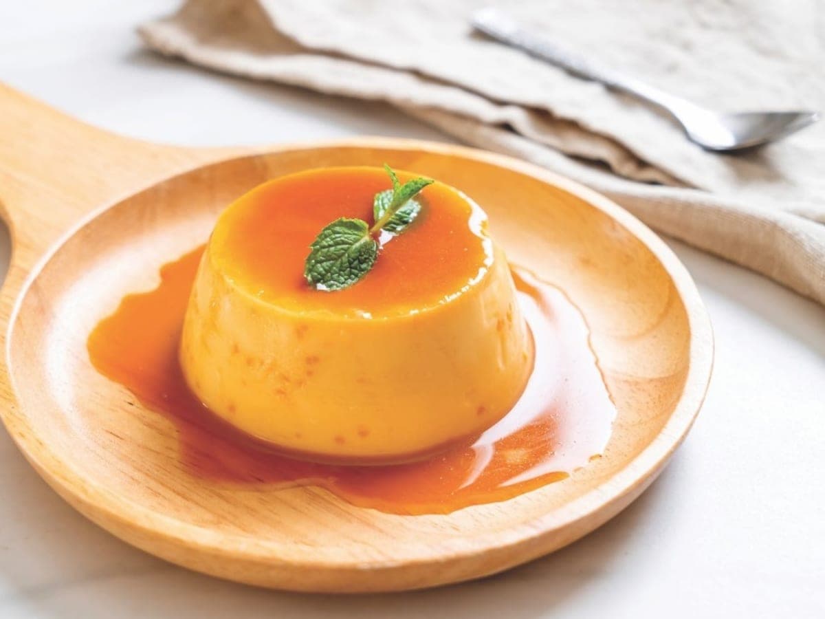 Quesillo de parchita desmoldado, con sus huequitos y bañado en caramelo