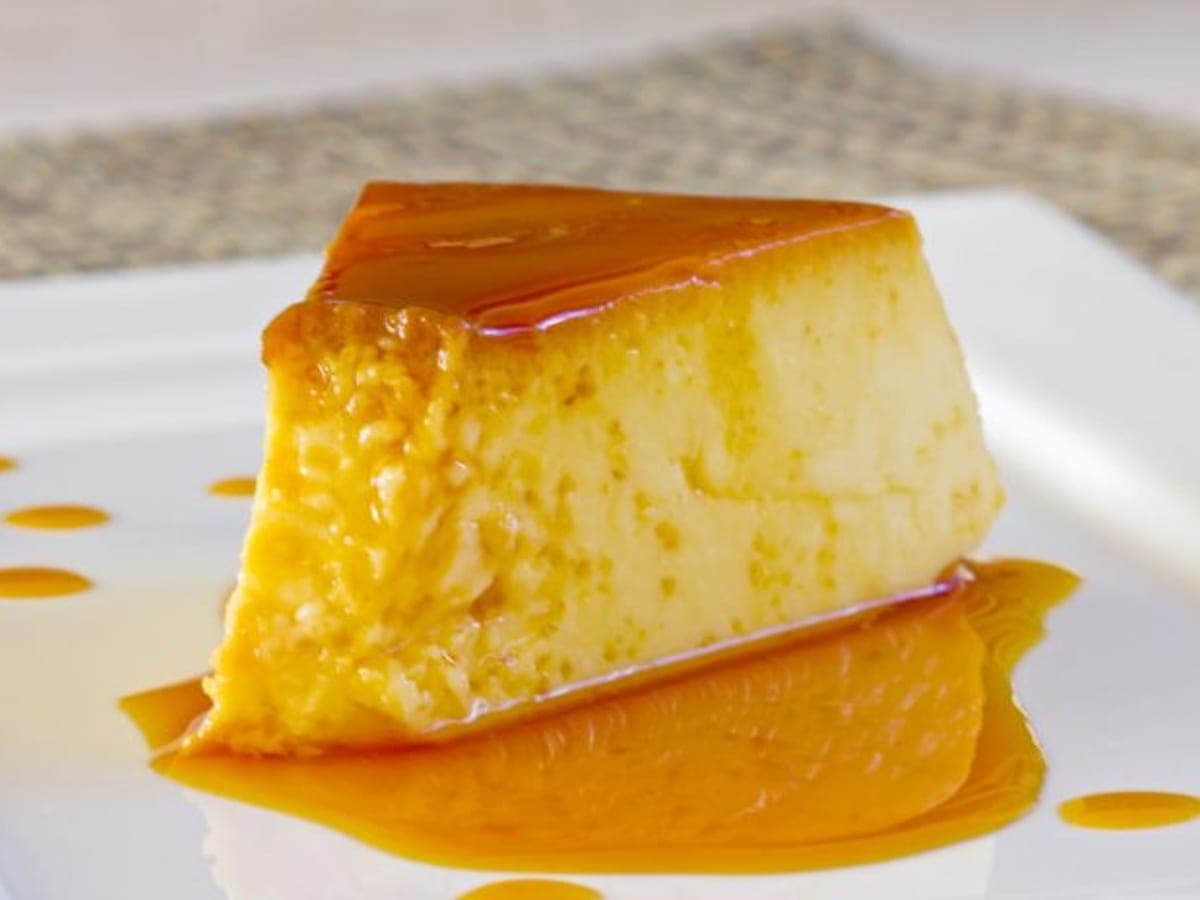 Porción de quesillo de piña bañada en caramelo, servida en un plato blanco