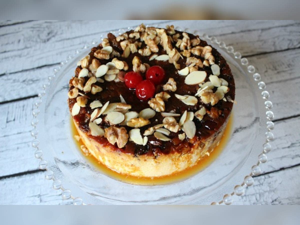 Quesillo navideño desmoldado con frutas confitadas y cerezas por encima
