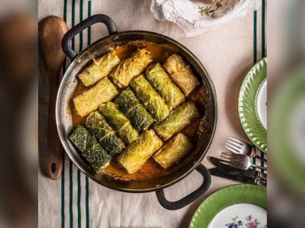 Rollos de repollo rebozados y fritos, dorados y cortados para ver el relleno