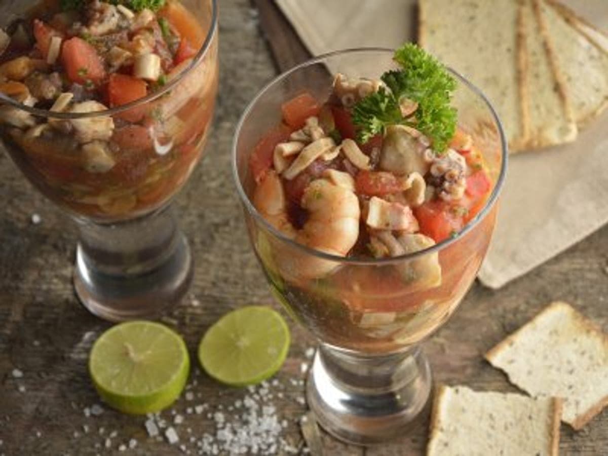 Cóctel de mariscos rompe colchón servido en copa con salsa cítrica