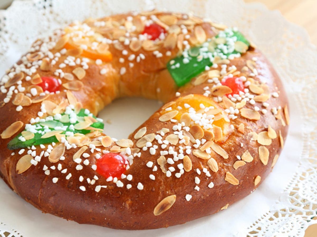 Rosca de navidad sin gluten decorada con almendras fileteadas y frutas confitadas