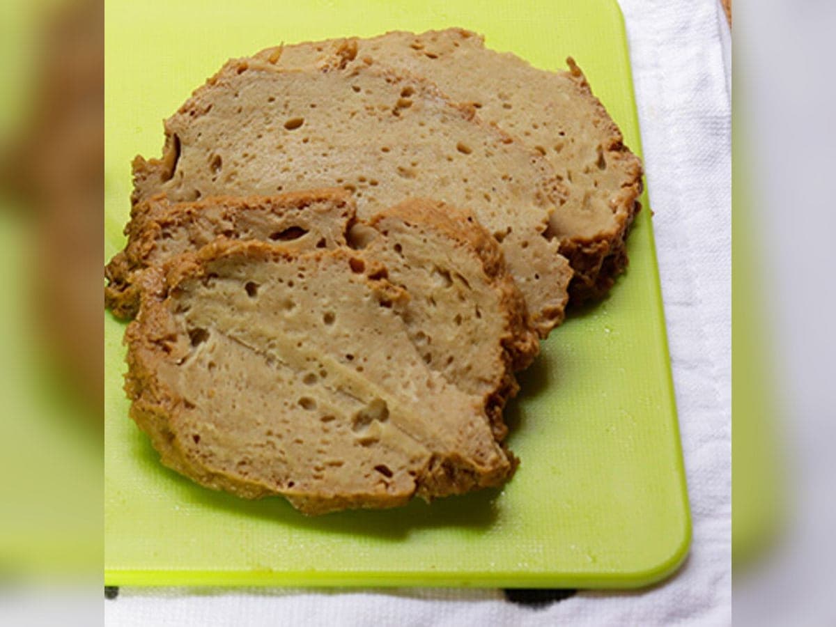 Bola de seitán casero cocida en caldo de verduras, cortada en rebanadas