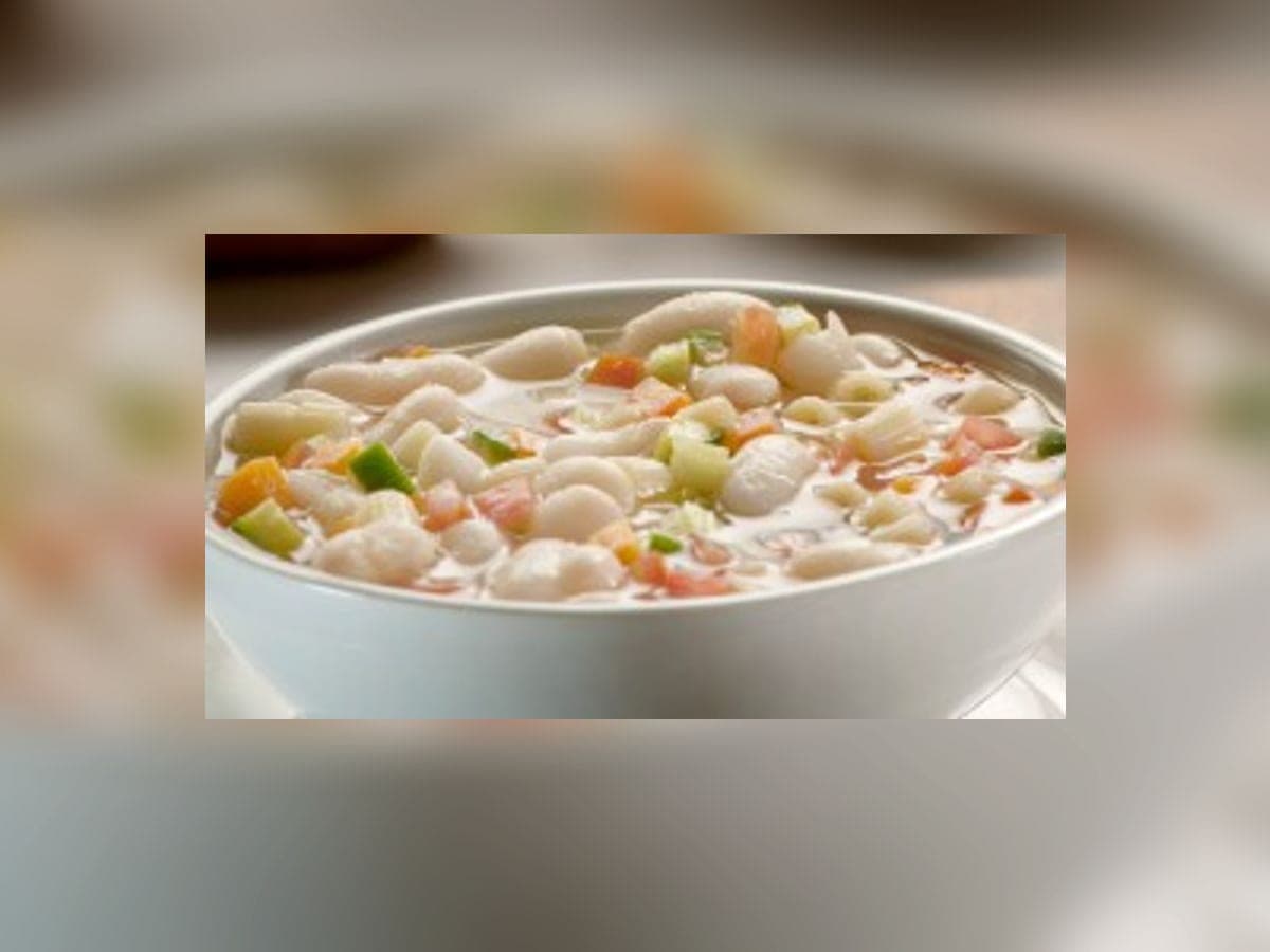 Plato hondo de sopa espesa de caraotas blancas con costillas de cochino y verduras