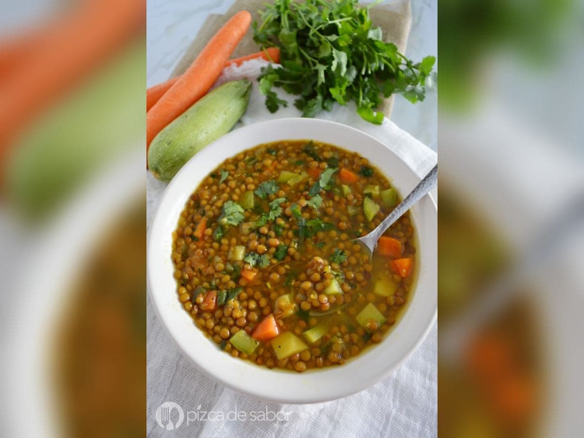 Plato hondo de sopa de lentejas con verduras en cuadritos