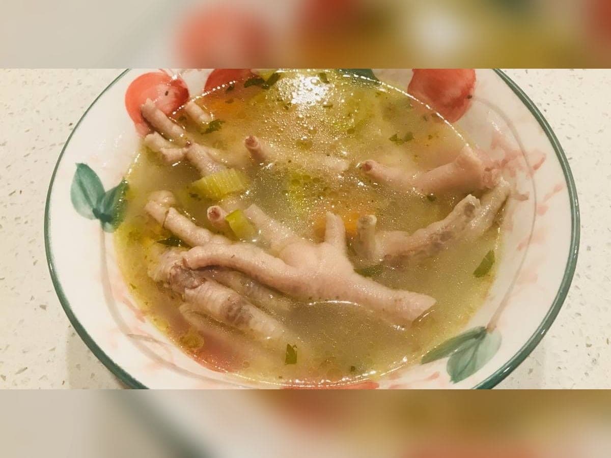 Plato de sopa de patas de pollo con zanahoria, papa y plátano verde