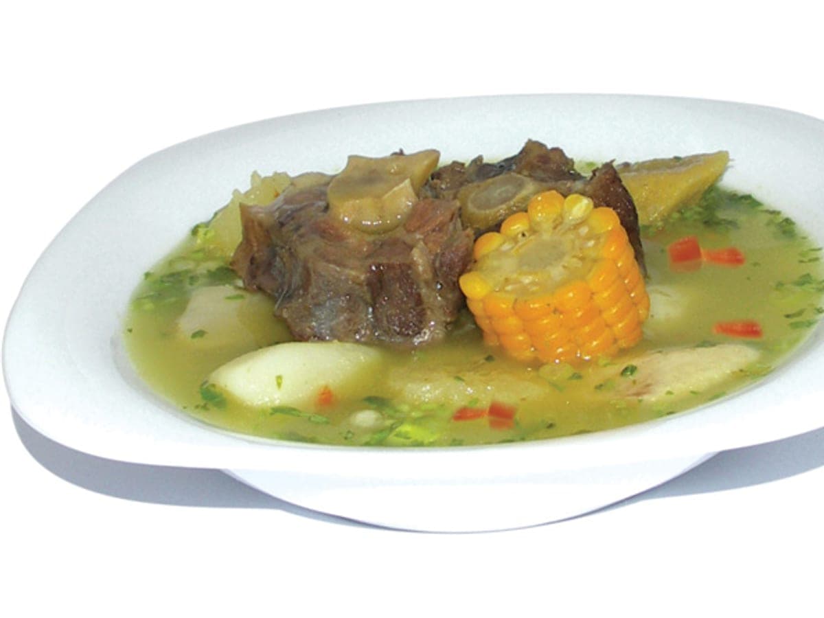 Plato hondo de sopa de rabo caraqueña, espesa y oscura, con trozos de carne