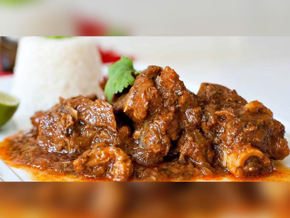 Talkarí de chivo servido con arroz blanco, en su salsa espesa con papas