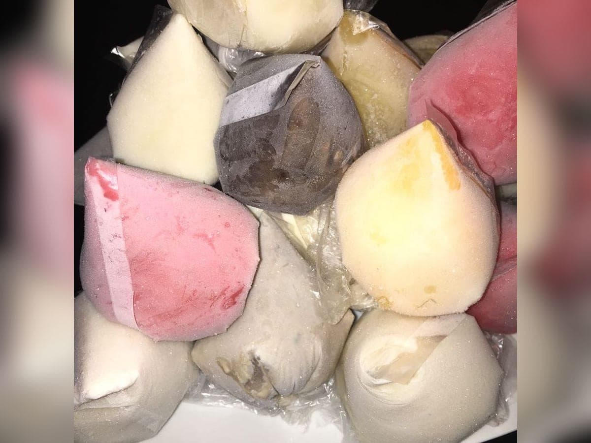Tetas de colita con leche congeladas en su bolsita transparente, listas para comer